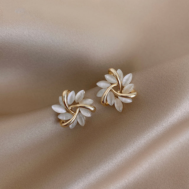 Boucles d'oreilles créoles avec fleurs d'opale en or