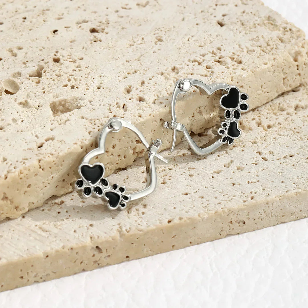 Boucles d'oreilles Huggie avec cœur et émail noir