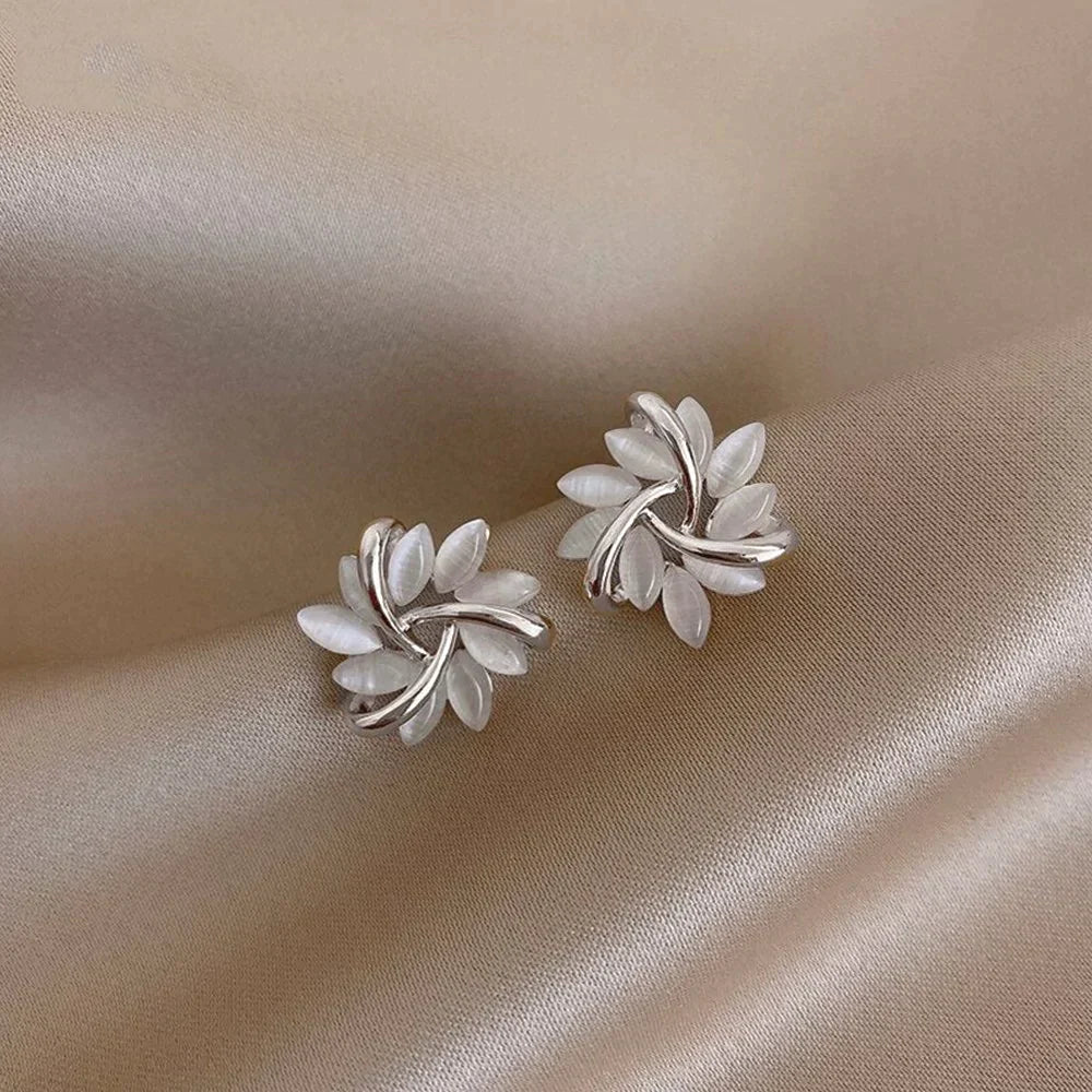 Boucles d'oreilles créoles avec fleurs d'opale en or